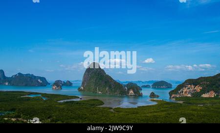 Tropische Meeresinsel auf sommerlicher Naturlandschaft. Thailand Destination namens Samet Nang Chi Stockfoto