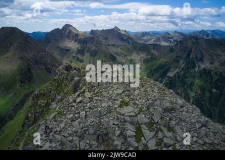 Panorama-Luftaufnahme der Bergsteiger auf dem Berg mit Blick auf den See von bombasel trentino Stockfoto