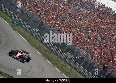 Zandvoort, Niederlande. 04. September 2022. Motorsport: Formel-1-Weltmeisterschaft, großer Preis der Niederlande, Rennen: Charles Leclerc aus Monaco vom Ferrari-Team ist auf Kurs. Kredit: Hasan Bratic/dpa/Alamy Live Nachrichten Stockfoto