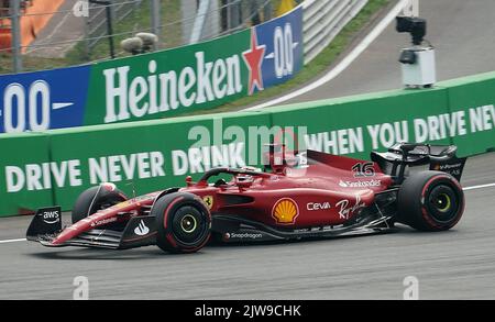 Zandvoort, Niederlande. 04. September 2022. Motorsport: Formel-1-Weltmeisterschaft, großer Preis der Niederlande, Rennen: Charles Leclerc aus Monaco vom Ferrari-Team ist auf Kurs. Kredit: Hasan Bratic/dpa/Alamy Live Nachrichten Stockfoto