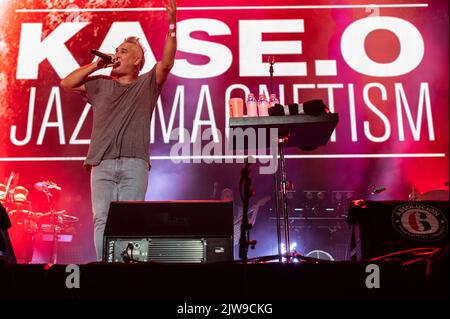 Die spanische Künstlerin Kase.O und Jazz Magnetism spielen live beim Vive Latino 2022 Festival in Zaragoza, Spanien Stockfoto