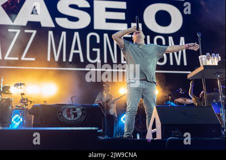 Die spanische Künstlerin Kase.O und Jazz Magnetism spielen live beim Vive Latino 2022 Festival in Zaragoza, Spanien Stockfoto