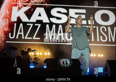 Die spanische Künstlerin Kase.O und Jazz Magnetism spielen live beim Vive Latino 2022 Festival in Zaragoza, Spanien Stockfoto