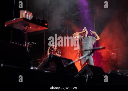 Die spanische Künstlerin Kase.O und Jazz Magnetism spielen live beim Vive Latino 2022 Festival in Zaragoza, Spanien Stockfoto