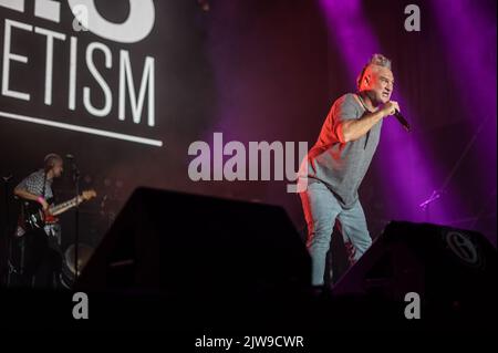 Die spanische Künstlerin Kase.O und Jazz Magnetism spielen live beim Vive Latino 2022 Festival in Zaragoza, Spanien Stockfoto