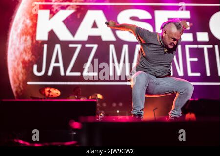 Die spanische Künstlerin Kase.O und Jazz Magnetism spielen live beim Vive Latino 2022 Festival in Zaragoza, Spanien Stockfoto