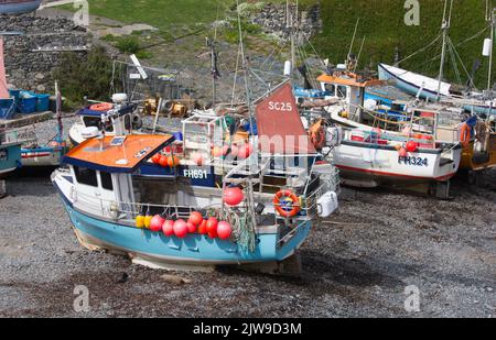 Cornish Fischerboote fuhren am Kieselstrand im Fischerdorf Cadgwith auf der Lizard Peninsula, Cornwall, Großbritannien. Stockfoto