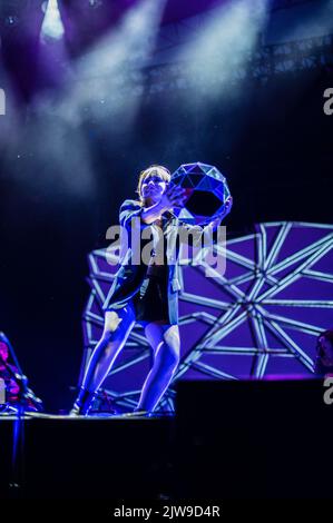 Der spanische Künstler Amaral tritt beim Vive Latino 2022 Music Festival in Zaragoza, Spanien, live auf Stockfoto