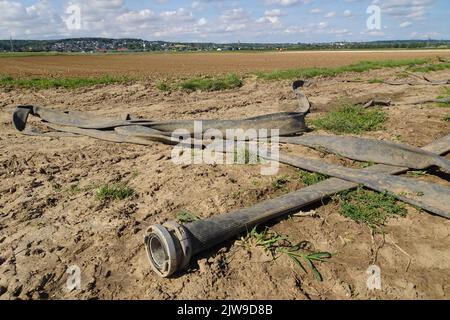 Wasserschläuche liegen in einem Feld bei Bornheim im Rhein-Sieg-Kreis. Stockfoto