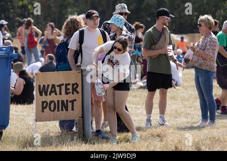 Festivalbesucher kommen am ENDE DES ROAD-Music-Festivals, das in den Larmer Tree Gardens, Wiltshire, England, Großbritannien, stattfindet, auf Wasser Stockfoto