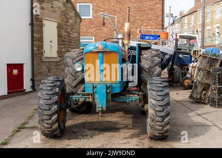 Vorderansicht eines blauen Vintage-Traktors aus dem Jahr 1960s - Fordson Super Major, in Newbiggin by the Sea, Northumberland, Großbritannien. Stockfoto