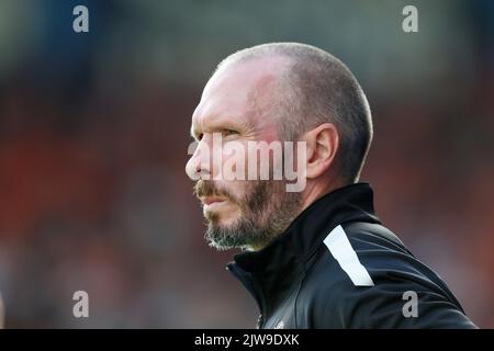 Huddersfield, Großbritannien. 04. September 2022. Michael Appleton Manager von Blackpool während des Sky Bet Championship-Spiels Huddersfield Town gegen Blackpool im John Smith's Stadium, Huddersfield, Großbritannien, 4.. September 2022 (Foto von Ben Early/News Images) in Huddersfield, Großbritannien am 9/4/2022. (Foto von Ben Early/News Images/Sipa USA) Quelle: SIPA USA/Alamy Live News Stockfoto