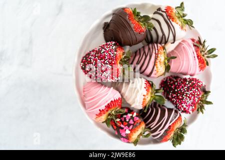 Schokolade getauchte Erdbeeren Stockfoto