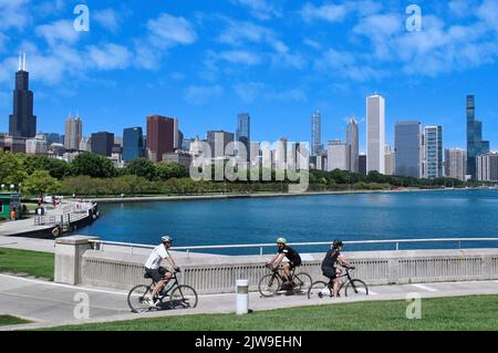 Chicago, USA - 2022. August: Blick auf den Radweg am Ufer des Lake Michigan, mit Skyline in der Innenstadt Stockfoto