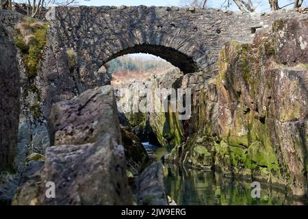 Die Birks Bridge über den Fluss Duddon in der Nähe von Seathwaite, Duddon Valley, Cumbria Stockfoto