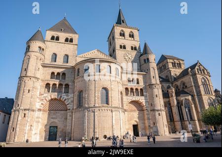 Trier Oktober 2021: Der hohe Dom St. Peter zu Trier ist die älteste Bischofskirche Deutschlands und die Mutterkirche des Trierer Bistums. Stockfoto