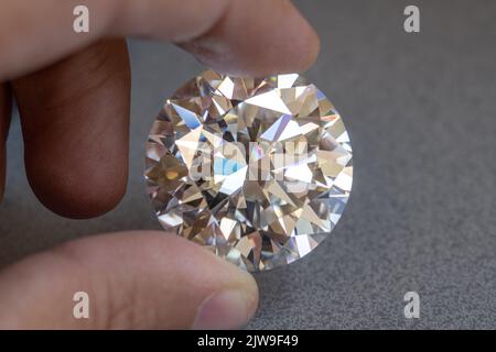 Runder, großer Karat Diamant-Edelstein auf der Hand Stockfoto