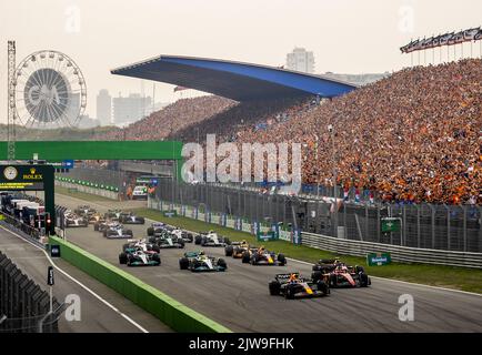 Zandvoort, Niederlande. 04. September 2022. ZANDVOORT - der Start des Großen Preises der Niederlande F1 auf dem Circuit of Zandvoort am 4. September 2022 in Zandvoort, Niederlande. REMKO DE WAAL Kredit: ANP/Alamy Live News Stockfoto