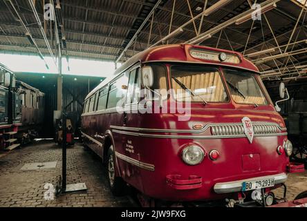 Historische Eisenbahnstraße Omnibus im bochumer Eisenbahnmuseum Deutsche Eisenbahngeschichte Stockfoto