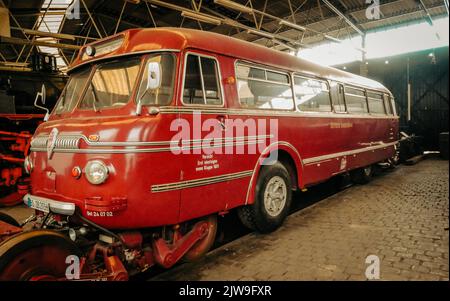 Historische Eisenbahnstraße Omnibus im bochumer Eisenbahnmuseum Deutsche Eisenbahngeschichte Stockfoto