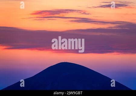 Berggipfel bei Sonnenuntergang. Künstlerisches Foto vom Berg Hoverla, dem höchsten Berg der Ukraine Stockfoto