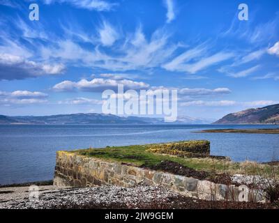 An einem hellen Frühlingsnachmittag im März bietet sich ein Blick vom Anlegesteg der Otter Ferry nach Norden über Loch Fyne. Argyll und Bute Stockfoto