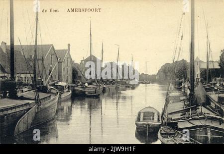 Ansicht des Eem mit Hafen und Schiffen in Amersfoort von Südosten; mit den Gebäuden auf dem kleinen Paar auf der linken Seite. Stockfoto