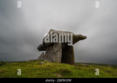 Eine Langzeitaufnahme der Poulnabrone Dolmen unter einem bewölkten Himmel in der Grafschaft Clare in Westirland Stockfoto