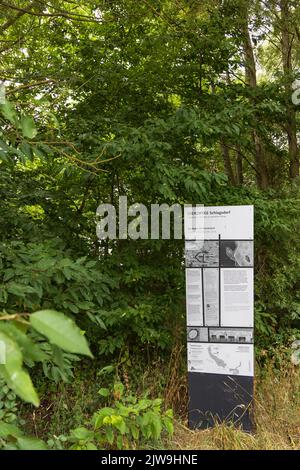 Schlagsdorf , Deutschland - 31. Juli 2022: Informationstafel im Biosphärenreservat entlang der Grenzstraße Schaalsee Teil des Grüngürtels entlang der ehemaligen Ostgrenze und Wettern Deutschland Stockfoto