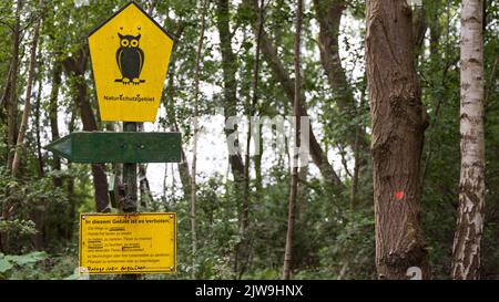 Schlagsdorf , Deutschland - 31. Juli 2022: Deutsches Naturreservat-Schild mit Eulenschild Biosphärenreservat Schaalsee Teil des Grüngürtels entlang der ehemaligen Ostgrenze und Wettern Deutschland Stockfoto