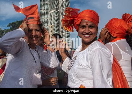 Bangkok, Thailand. 04. September 2022. Hinduistische Anhänger werden während einer Zeremonie zum Ganesh Chaturthen Festival in Bangkok tanzen gesehen. Die hinduistischen Anhänger versammelten sich an der Bhumibol-Brücke, um das Ganesh Chaturthifest in Bangkok, Thailand, zu feiern. Die Ganesh Chaturthin ist ein hinduistisches Fest, um der Geburt des hinduistischen gottes Lord Ganesha zu gedenken. Kredit: SOPA Images Limited/Alamy Live Nachrichten Stockfoto