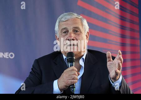 Antonio Tajani, Vizepräsident der Europäischen Volkspartei, Vizepräsident und nationaler Koordinator von Forza Italia, interviewt von Maurizio Molinari, dem Direktor des Herausgebers der Zeitung La Repubblica beim „Festival della TV di Dogliani (CN)“ Stockfoto