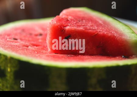 Unschärfe-Effekte für helle Wassermelonen. Nahaufnahme einer frischen, roten Wassermelone. Scheiben Wassermelone. Ukraine, Cherson. Nicht fokussiert. Stockfoto