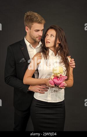 Du bist mein Schatz. Verliebte Paare. Kerl und Mädchen in die Augen schauen. Liebevolle Paar dunklen Hintergrund. Romantik. Romantische Beziehung. Valentinstag. Fe Stockfoto