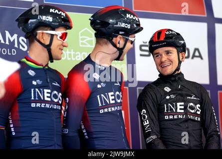 Tom Pidcock von INEOS Grenadiers (rechts) vor der ersten Etappe der AJ Bell Tour of Britain von Aberdeen zum Glenshee Ski Center. Bilddatum: Sonntag, 4. September 2022. Stockfoto