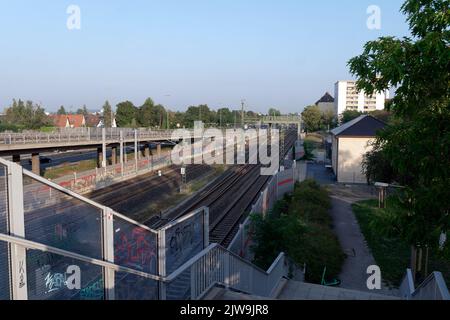 Verkehr, Gleise und Schnellstraße verlaufen parallel Stockfoto