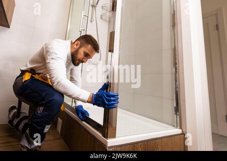 Klempner Installation eine Duschkabine im Badezimmer Stockfoto
