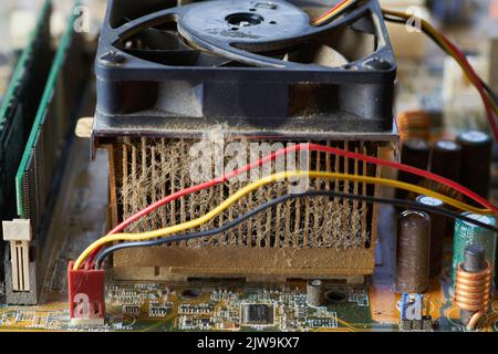 Altes Motherboard mit Staub und Schmutz bedeckt. Nahaufnahme. Stockfoto
