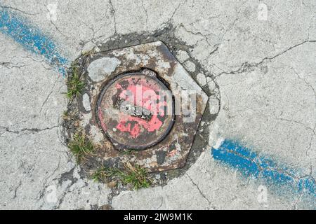 Abdeckung des Wasserversorgungsventils in einer französischen Straße. Stockfoto