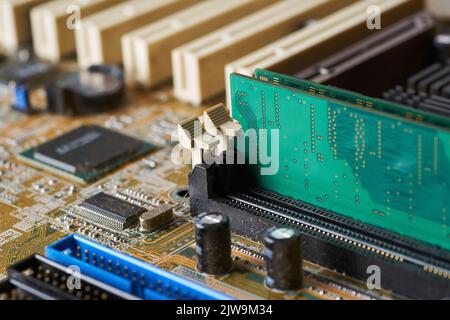 Altes Motherboard mit Staub und Schmutz bedeckt. Nahaufnahme. Stockfoto