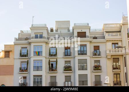 Madrid, Spanien. 1. Juli 2022 Fassade von Wohngebäuden im klassischen neoklassizistischen Vintage-Architekturstil gegen den Himmel. Wunderschöne Dächer, Fenster Stockfoto