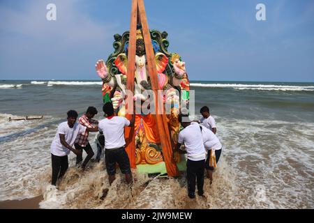 Chennai, Tamil Nadu, Indien. 4. September 2022. Hindu-Anhänger nehmen ein Idol des elefantenköpfigen Hindu-gottes Ganesha, als es von einem Kran gehoben wird, bevor sie es im indischen Ozean am Pattinapakkam Strand in Chennai, als Teil des Ganesh Chaturthi Festivals, eintauchen. (Bild: © Sri Loganathan/ZUMA Press Wire) Bild: ZUMA Press, Inc./Alamy Live News Stockfoto