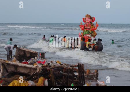 Chennai, Tamil Nadu, Indien. 4. September 2022. Hindu-Anhänger nehmen ein Idol des elefantenköpfigen Hindu-gottes Ganesha, als es von einem Kran gehoben wird, bevor sie es im indischen Ozean am Pattinapakkam Strand in Chennai, als Teil des Ganesh Chaturthi Festivals, eintauchen. (Bild: © Sri Loganathan/ZUMA Press Wire) Bild: ZUMA Press, Inc./Alamy Live News Stockfoto