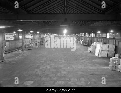 Innenraum des Warenschuhs von Van Gend & Loos am N.S. Bahnhof Nijmegen. Stockfoto