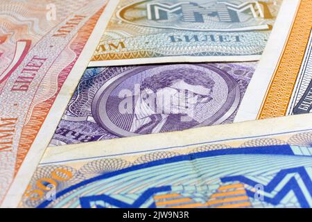 Altes Geld MMM Mavrodi auf weißem Hintergrund, isolierte Banknoten aus Russland. Finanzpyramide von 1994 Stockfoto