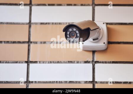 Überwachungskamera für den Außenbereich am Eingang eines Wohngebäudes. CCTV-Kamera auf einem Mehrfamilienhaus Stockfoto