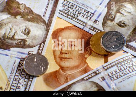 Chinesisches Yuan-Geld und US-Dollar, Nahaufnahme. Dollarscheine und Yuan aus China Stockfoto