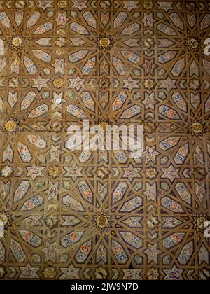 Holzdecke mit geometrischen Motiven, Alcazar de Sevilla Stockfoto