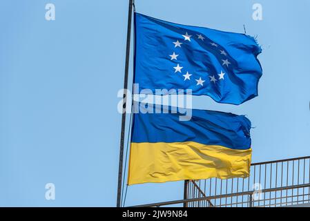 Flaggen der Ukraine und der Europäischen Union. Gelb-blaue Staat ukrainische und Europäische Union Flaggen Unabhängigkeit. Flaggen der ukraine europa Stockfoto