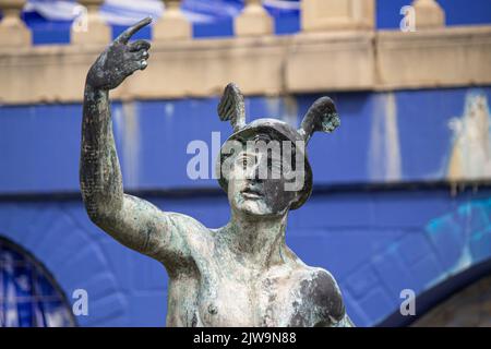 Skulptur des antiken griechischen gottes Hermes in Helm mit Flügeln, Gott des Handels, Kaufleute, Hirten und Reisende. Stockfoto